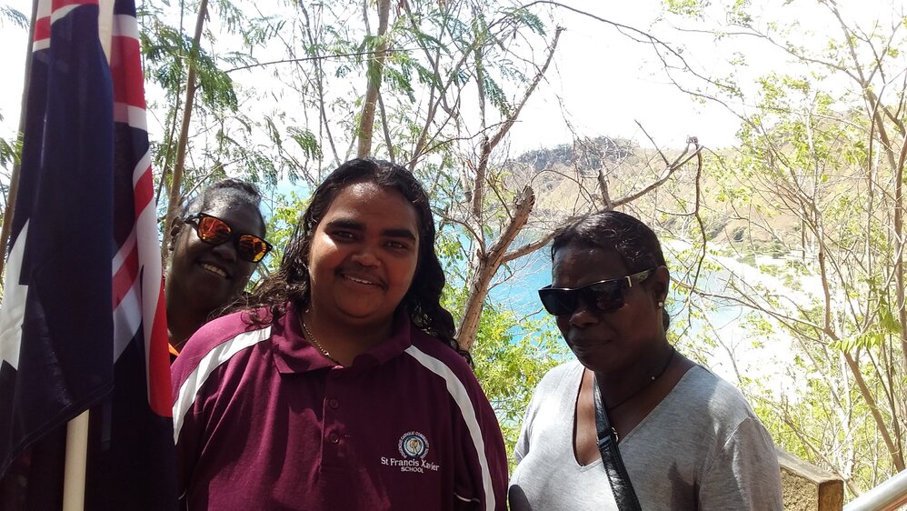 Melanie Mullins,  Gloria Puluntatermeri