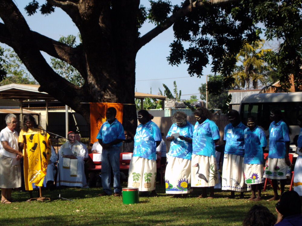 Francella Bunduck, Martina Mullumbuk, Sandra Huddlestone, Tobias Ngambe, Alanga Nganbe, Ursla Kintharri, Millie Lantjin, Sheila Tchinburur (3)
