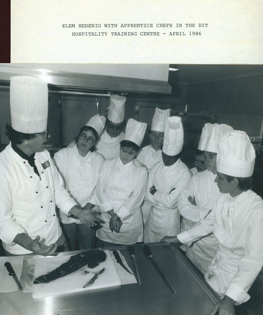 Klem Hedenig with apprentice chefs, April 1986