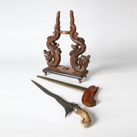 Dagger (keris) with sheath (kaduatan) and stand